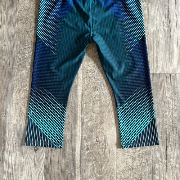 GAP Fit gFast Blue Capri Legging. - Picture 7 of 10